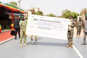 65ᵉ anniversaire de l’Armée malienne : un chèque historique de 17 milliards FCFA pour les familles des soldats tombés