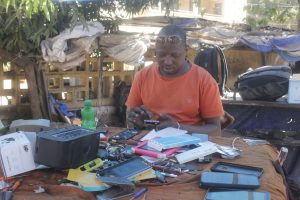 Mali : Réparation et vente de téléphones de seconde main, une aubaine pour des jeunes