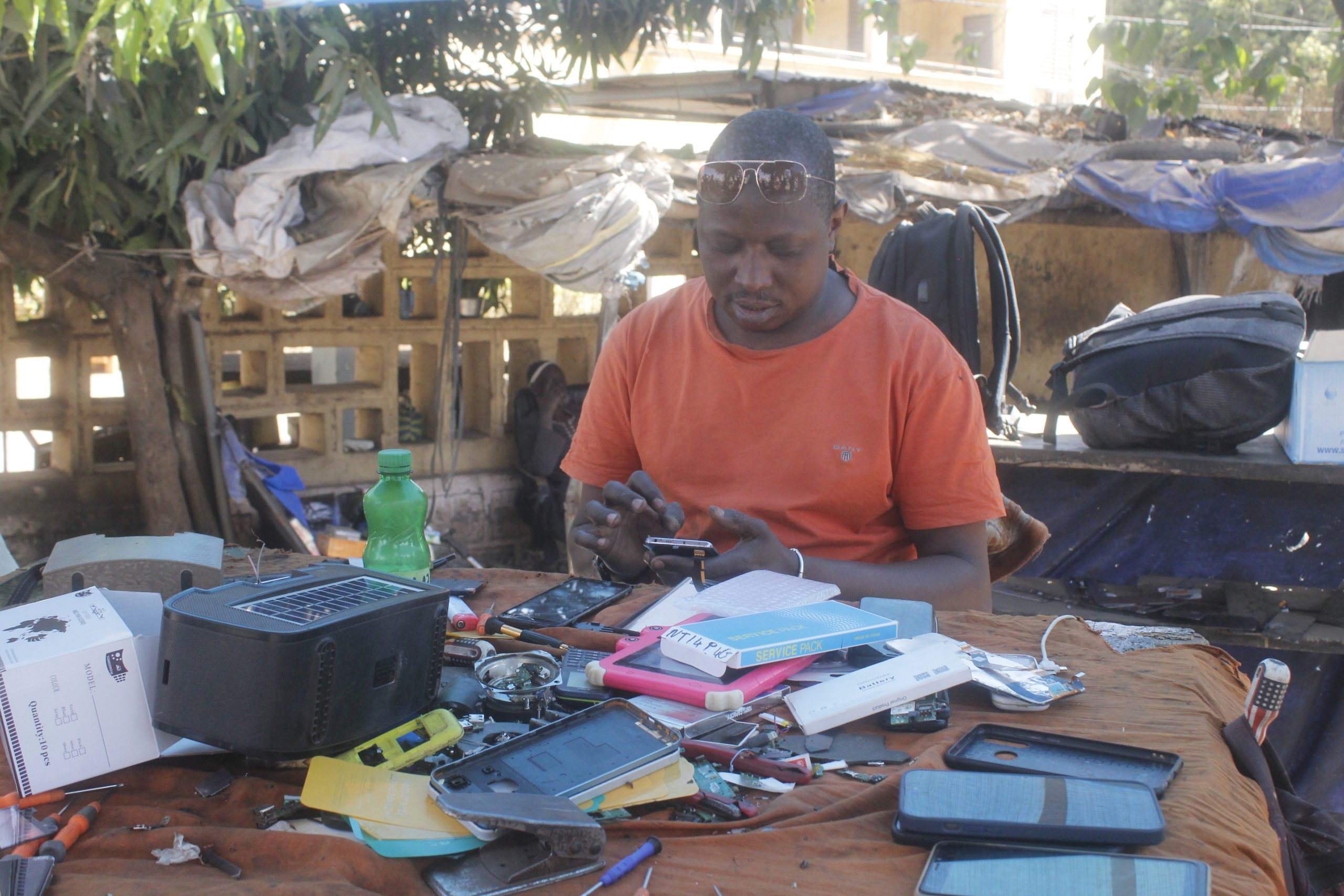 Mali : Réparation et vente de téléphones de seconde main, une aubaine pour des jeunes