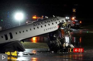 New York : Deux pilotes tués dans une collision entre un avion régional Air Canada et un camion de pompiers