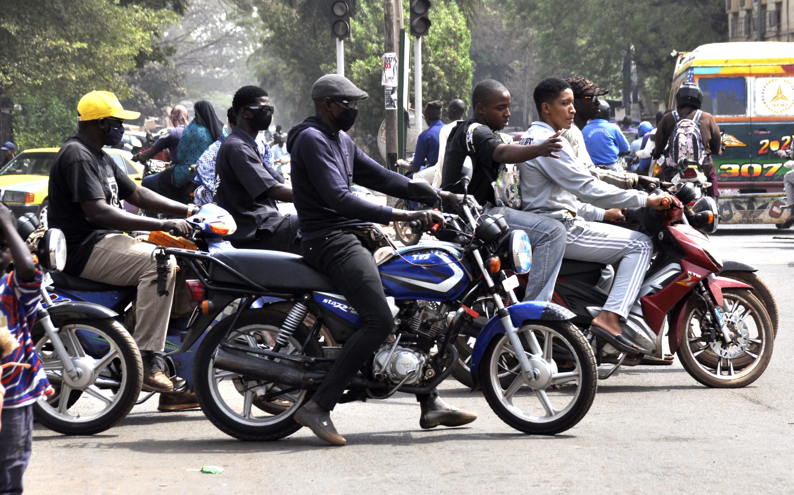 Société : Conducteurs de moto taxi, entre débrouillardise quotidienne et difficultés