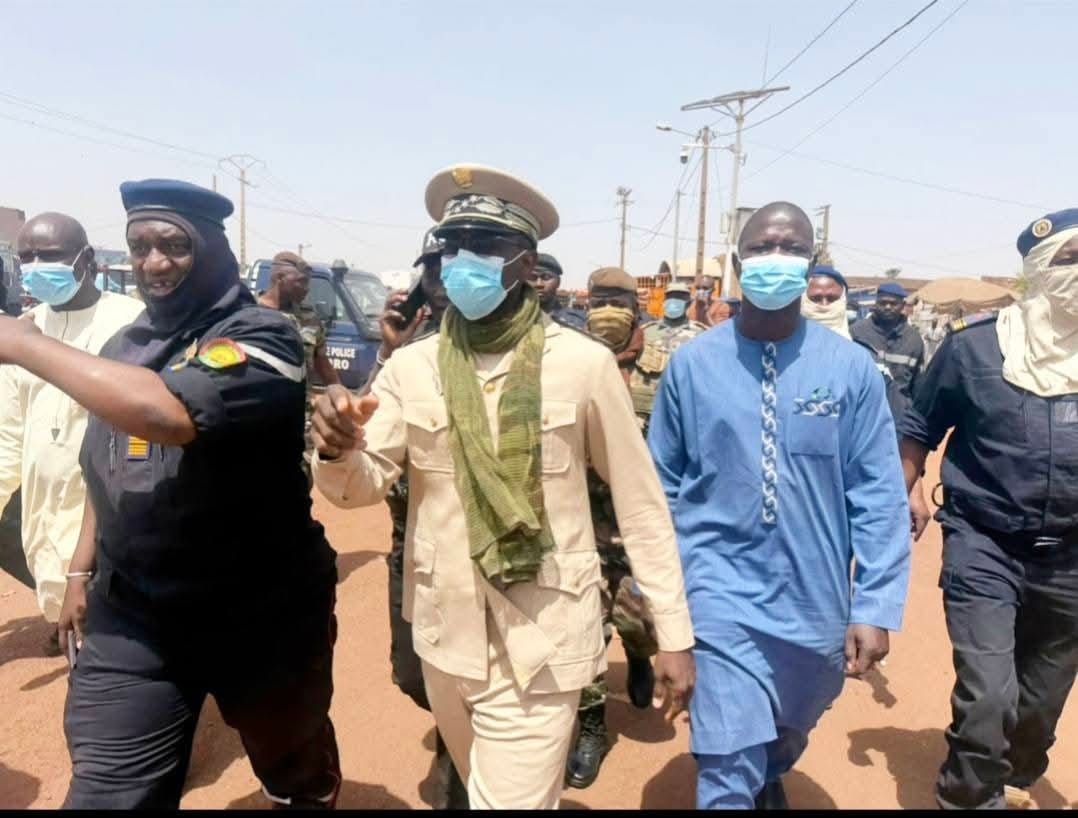 Koulikoro : Le Gouverneur de région se rend sur le marché incendié de Niamana