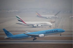 Guerre USA- Iran : Flambée des prix du pétrole, chute des actions aériennes et explosion des billets d’avion