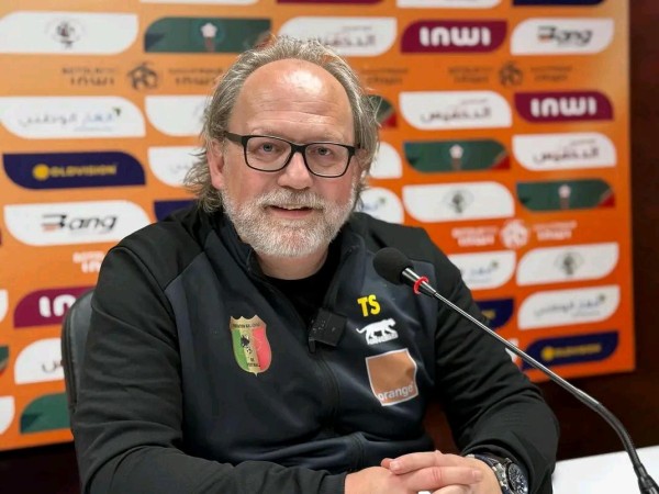 En fin de mission à la tête des Aigles du Mali : la FEMAFOOT remercie Tom Saintfiet