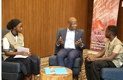 Le Directeur Régional de l’UNICEF visite le Mali et échange avec deux enfants journalistes.