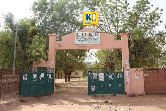 Kayes : Les cours suspendus au Lycée Dougoukolo Konaré 