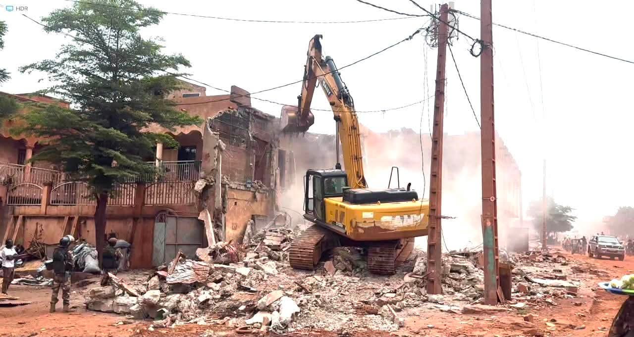 Occupation de l’emprise du projet routier Banconi-Nonsombougou : démolition en cours des habitations concernées
