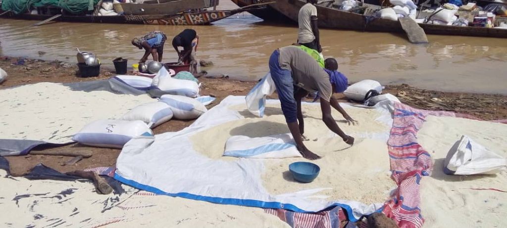 Macina : 28 pinasses chavirent, des centaines de tonnes de vivres perdues pour les localités de Diafarabé et Nouh Bozo