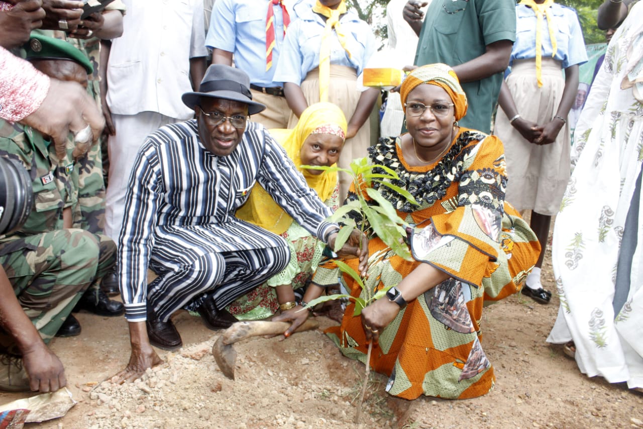 32e édition de la campagne de reboisement : deux ministres plantent des arbres au lycée Ibrahima Ly