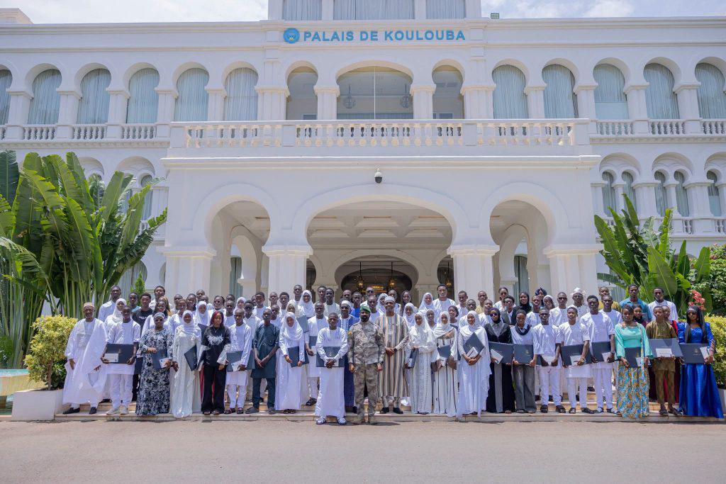 Éducation : le président de la Transition reçoit les meilleurs lauréats du baccalauréat