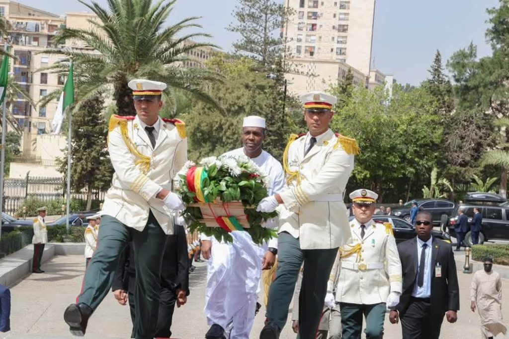 Coopération Mali- Algérie : Le Premier ministre malien dépose une gerbe de fleurs au Monument des martyrs d’Alger