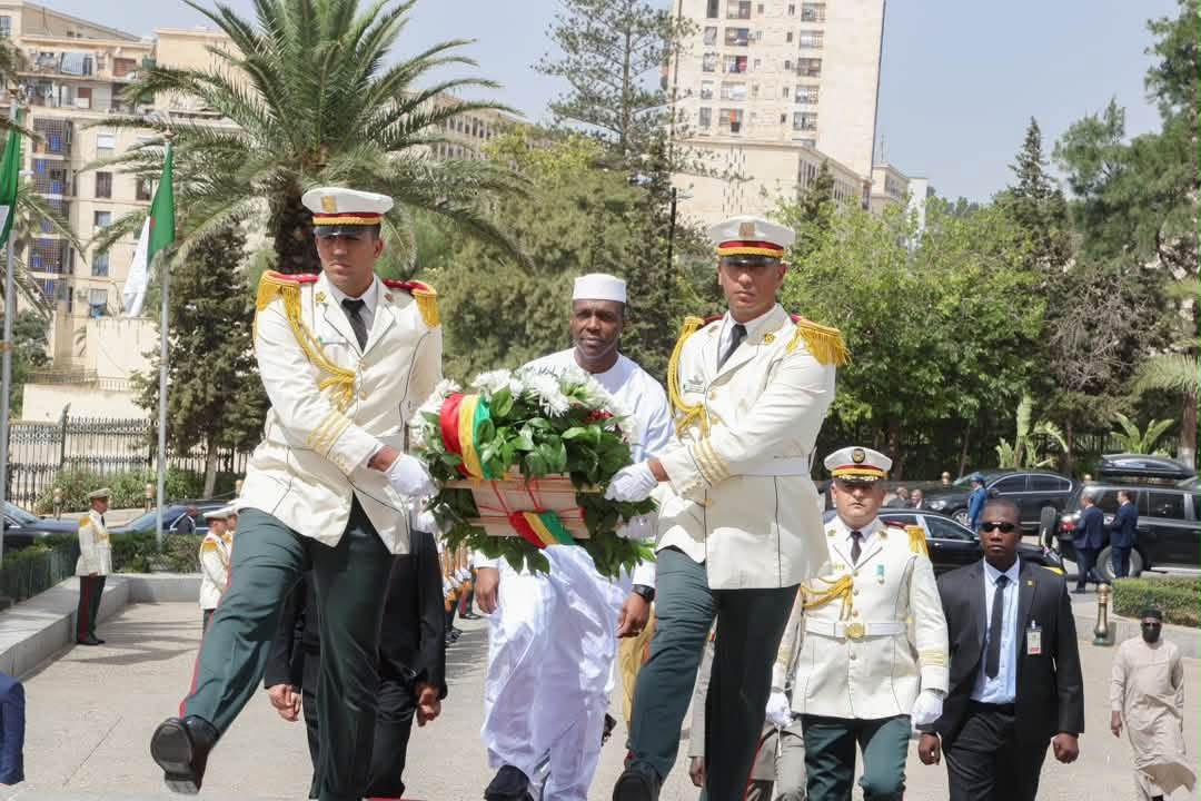 Coopération Mali- Algérie : Le Premier ministre malien dépose une gerbe de fleurs au Monument des martyrs d’Alger