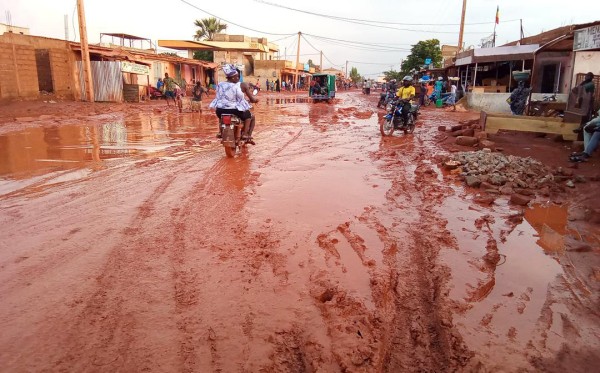 Route de Gouana : La boue rouge, les eaux stagnantes et les nids-de-poule rendent la circulation pénible