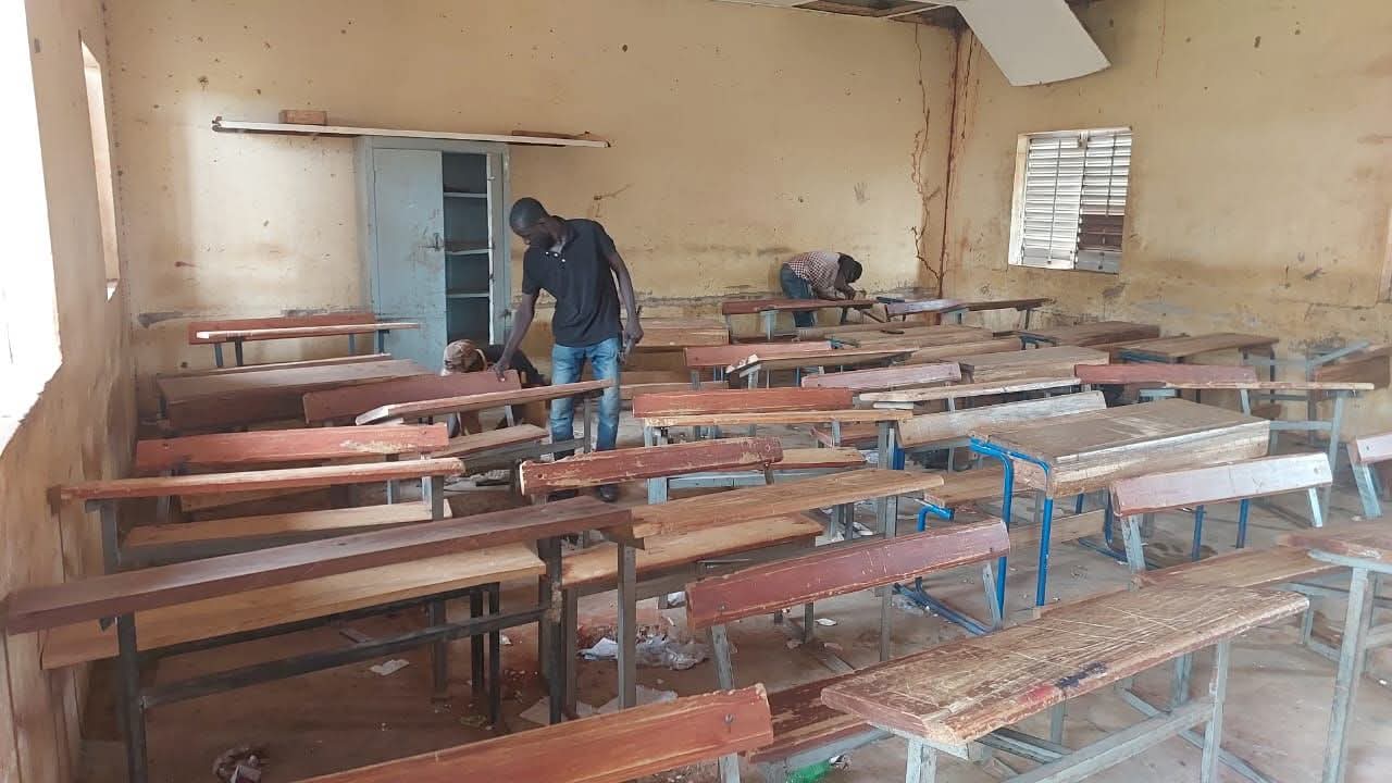 Koulikoro : Un citoyen répare toutes les table- bancs endommagées d’un établissement scolaire