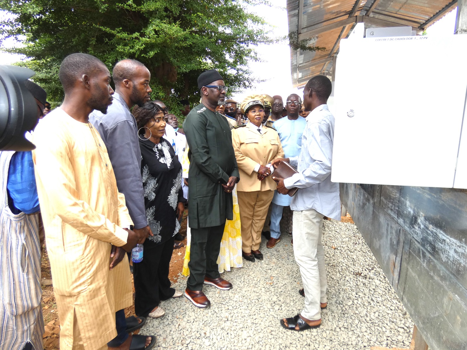 Œuvres sociales du président de la transition à Sikasso: remise des panneaux solaires à l’hôpital et à des artisans