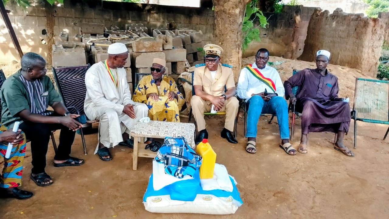 Mois de la Solidarité à Bafoulabé : le Préfet Siaka Souleymane Sanogo au chevet des personnes âgées