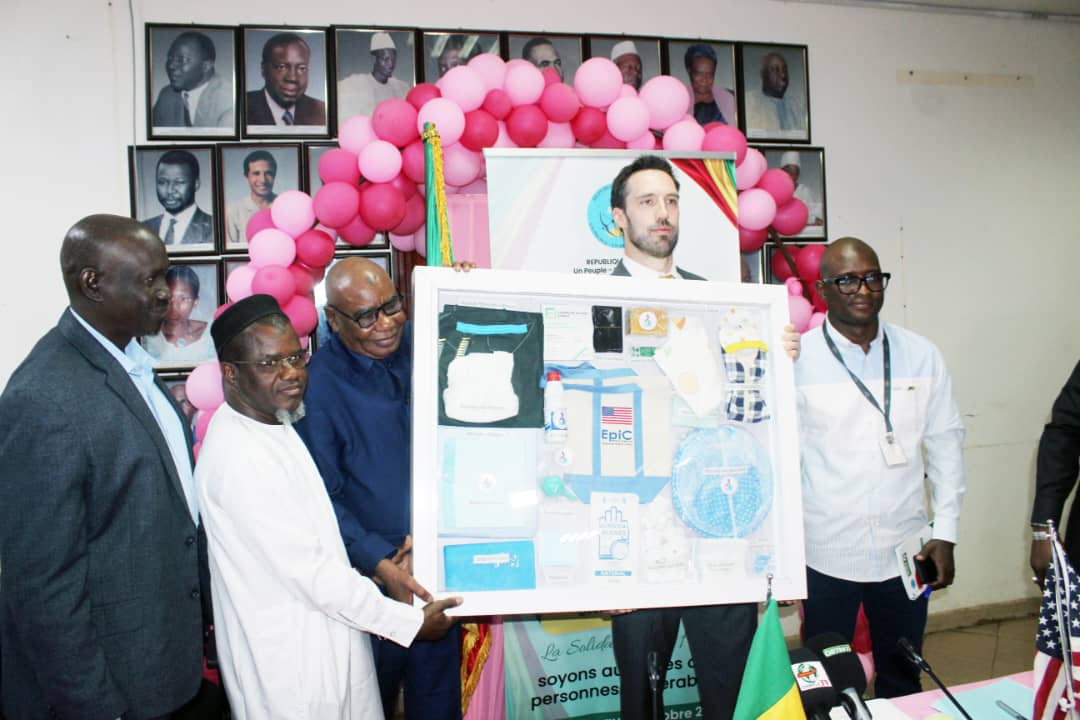 Santé : Remise de 5 800 kits d’accouchement au ministère de la Santé, par l’Ambassade des USA à travers le FHI