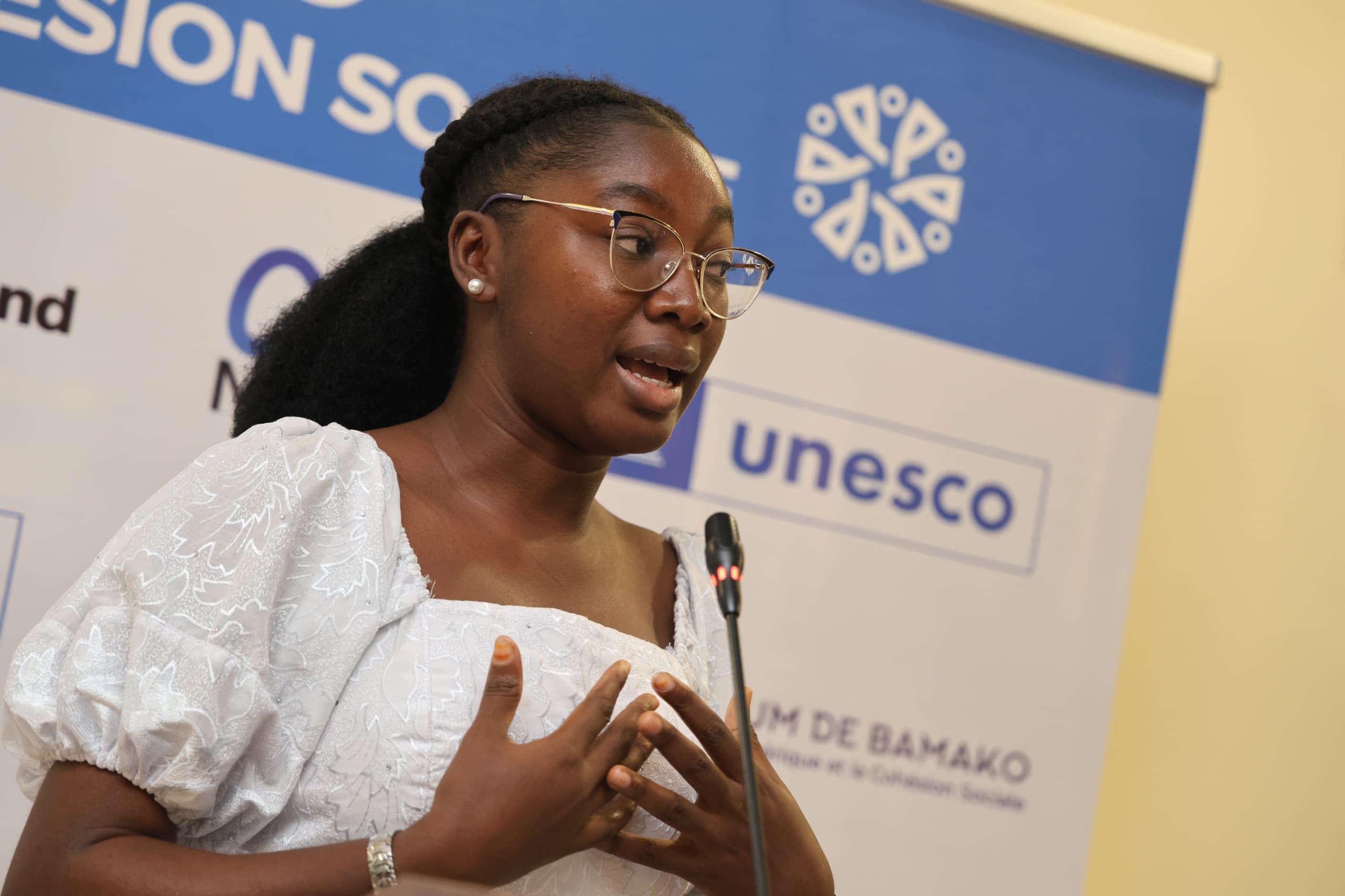 Numérique : la journaliste Siguéta Salimata Dembélé alerte sur les violences numériques contre les enfants