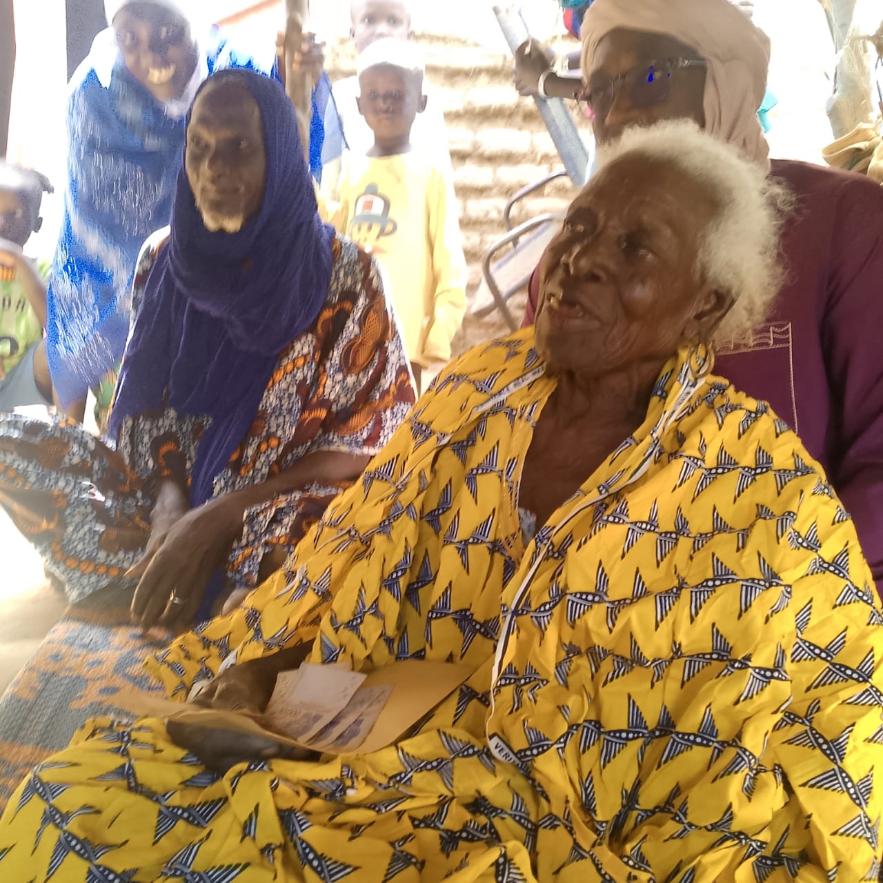 Youwarou : des vivres et non vivres offerts à six peronnes âgées