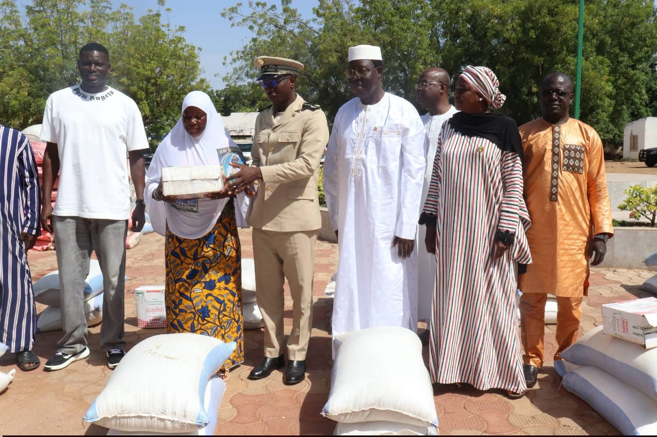 Koulikoro : le Gouverneur de région fait don à des associations et Légitimités Traditionnelles