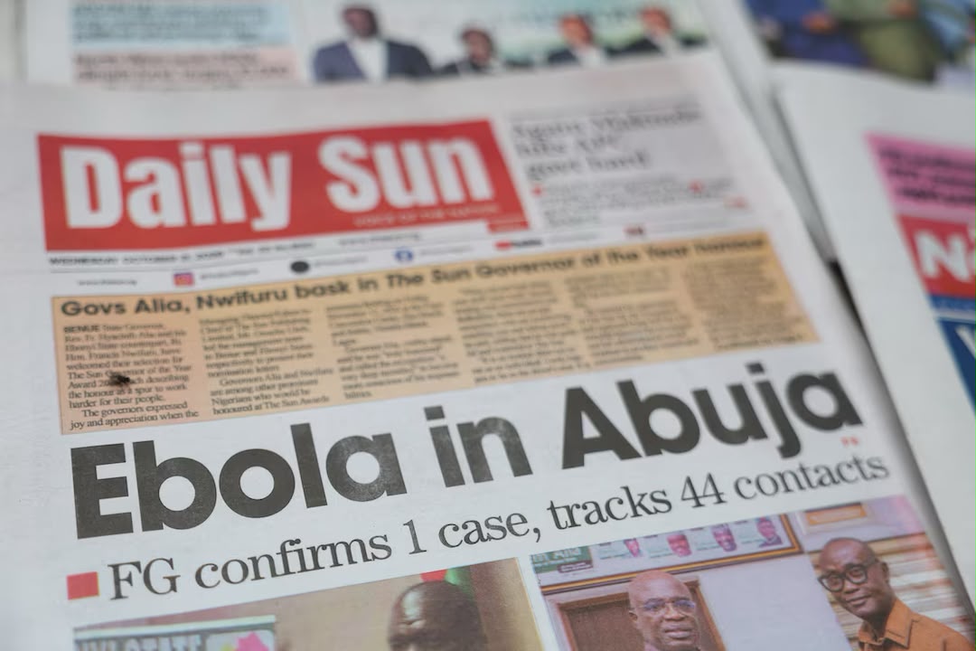 Nigeria : un premier cas d’Ebola confirmé après plus de dix ans  Bamako, 21 oct (AMAP) – Le Nigeria a confirmé mardi son premier cas d’Ebola depuis plus de dix ans, devenant le quatrième pays africain touché par l’épidémie déclarée en République démocratique du Congo (RDC) en mai, selon Reuters. Les autorités sanitaires ont identifié 44 personnes ayant été en contact avec la patiente, principalement des professionnels de santé.  La patiente, une ressortissante ougandaise, est arrivée à Abuja le 5 octobre via Addis-Abeba. Elle a présenté des symptômes deux jours plus tard et consulté un établissement hospitalier privé le 11 octobre. Après avoir appris qu’elle avait récemment voyagé en Ouganda, les autorités l’ont testée le 19 octobre. Le résultat positif a été confirmé mardi. Elle est actuellement isolée et reçoit des soins, selon le ministre nigérian de la Santé, Muhammad Ali Pate.  La propagation de la maladie vers le Nigeria, pays le plus peuplé d’Afrique, suscite des inquiétudes quant à son extension régionale. L’épidémie a également touché l’Ouganda et le Kenya. Selon Reuters, plus de 9.500 cas ont été recensés dans huit provinces congolaises, tandis que le Kenya a signalé neuf cas liés à un même patient arrivé de RDC via l’Ouganda. Le directeur général d’Africa CDC, Jean Kaseya, a appelé à une action urgente et à un engagement politique au plus haut niveau.  Le virus responsable de l’épidémie tue environ la moitié des personnes infectées et ne dispose d’aucun traitement ni vaccin approuvé, selon Reuters. Les autorités redoutent que la désinformation et le manque de financements favorisent sa propagation. Le ministre nigérian de la Santé a toutefois assuré que son pays disposait des moyens nécessaires pour répondre à ce cas, rappelant qu’il avait réussi à contenir Ebola en 2014, lors de l’épidémie ouest-africaine.  OS(AMAP)