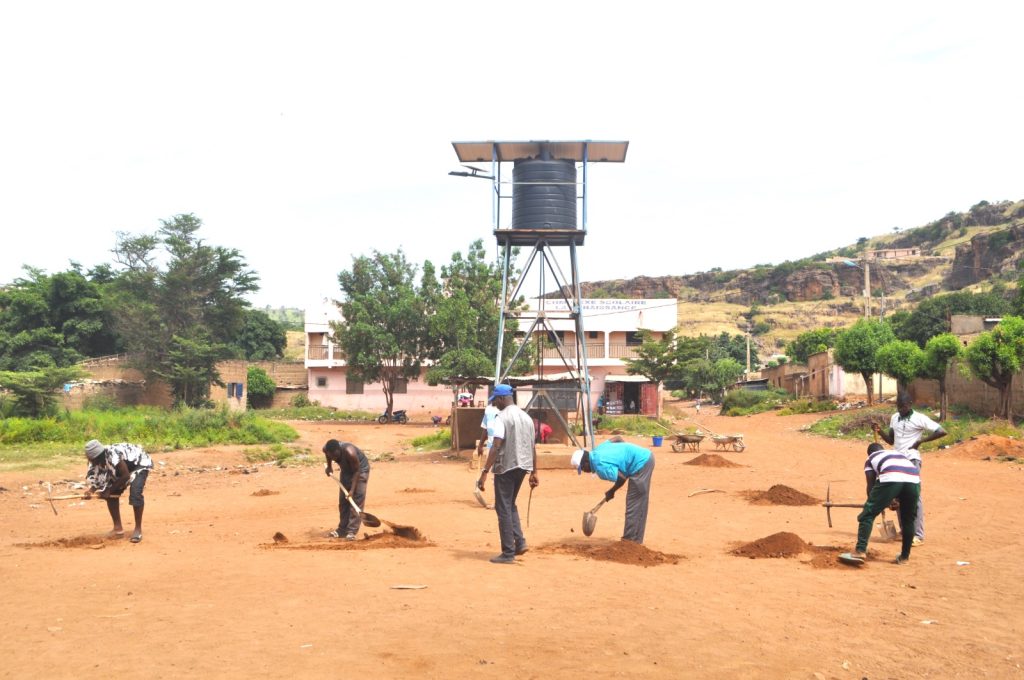 Sibiribougou : les réfugiés s’engagent avec les populations locales pour le reboisement d’un espace vert