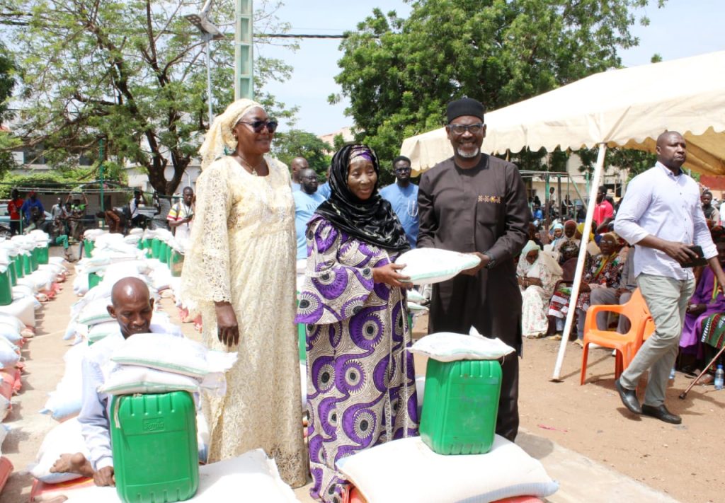 Mois de la solidarité : Le président de la Transition offre 800 kits alimentaires à quatre arrondissements de Bamako